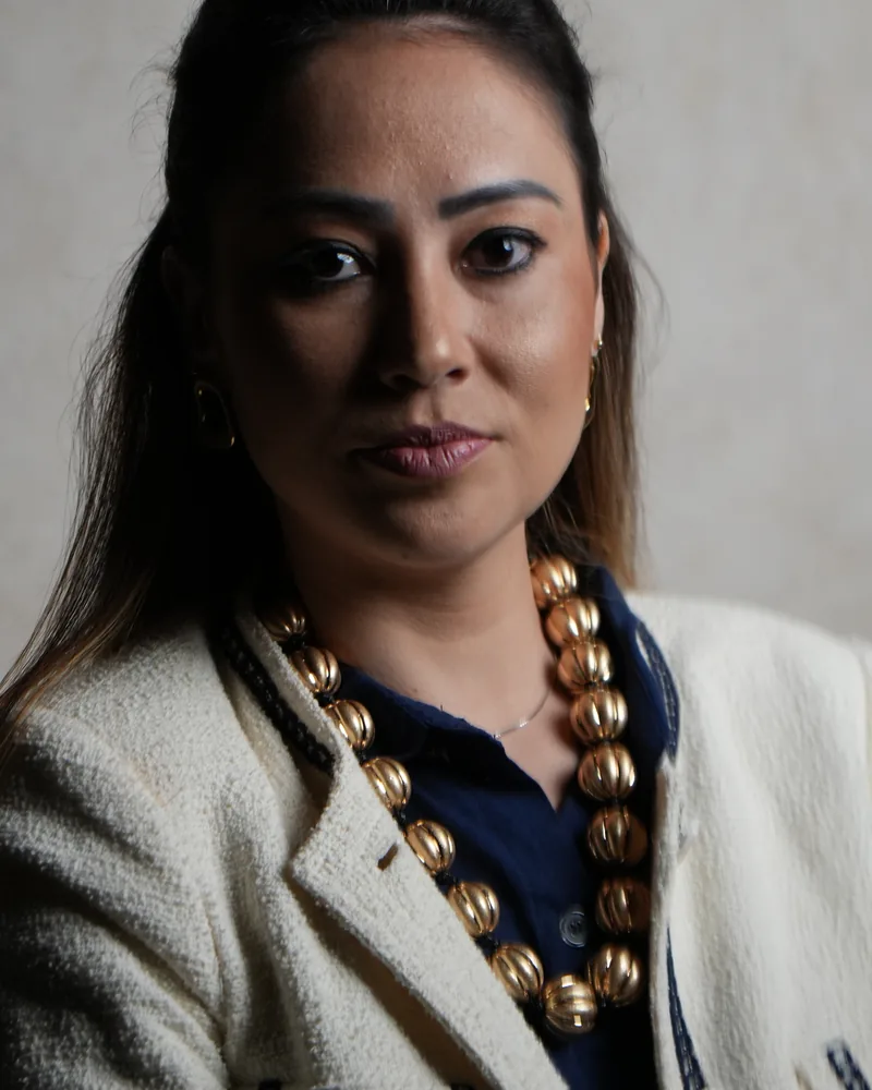 Retrato da Dra. Thays Tamaributi em fundo escuro